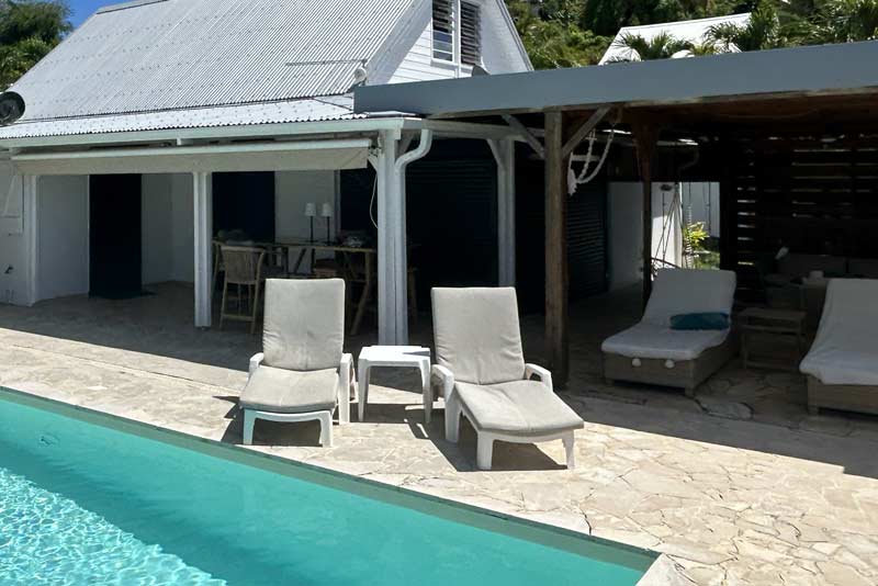 Nettoyage des extérieurs - RICORDEL ÉTANCHÉITÉ 972 en Martinique : Nous nettoyons vos pavés dallages, murets et terrasse, grâce à une méthode douce et respectueuse du support. 