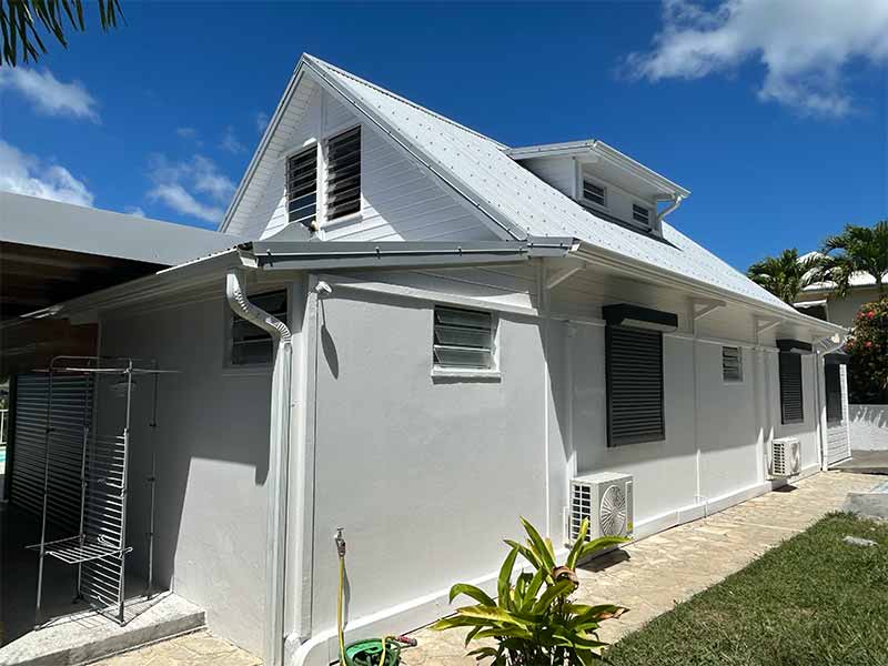 Nettoyage et ravalement façade : nettoyage, démoussage, application d’un anti-mousse curatif et préventif., ravalement peinture et imperméabilisation imperméabilisant hydrofuge façade. Artisan peintre en Martinique 972