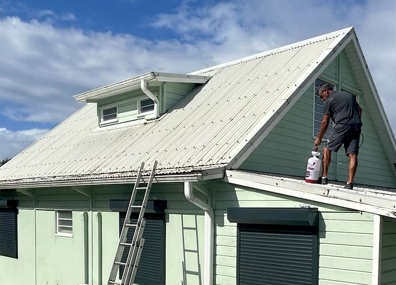 RICORDEL ÉTANCHÉITÉ 972 : Travaux de toiture et façade : Votre couvreur en Martinique spécialisé en travaux et réparation de toiture en tôle et bac acier, dépannage et recherche de fuite … Nettoyage, traitement démoussage toit tôle, traitement de la rouille, étanchéité, resserrage de tirefonds et peinture hydrofuge toiture. Nettoyage, démoussage et ravalement peinture façade et nettoyage des extérieurs.