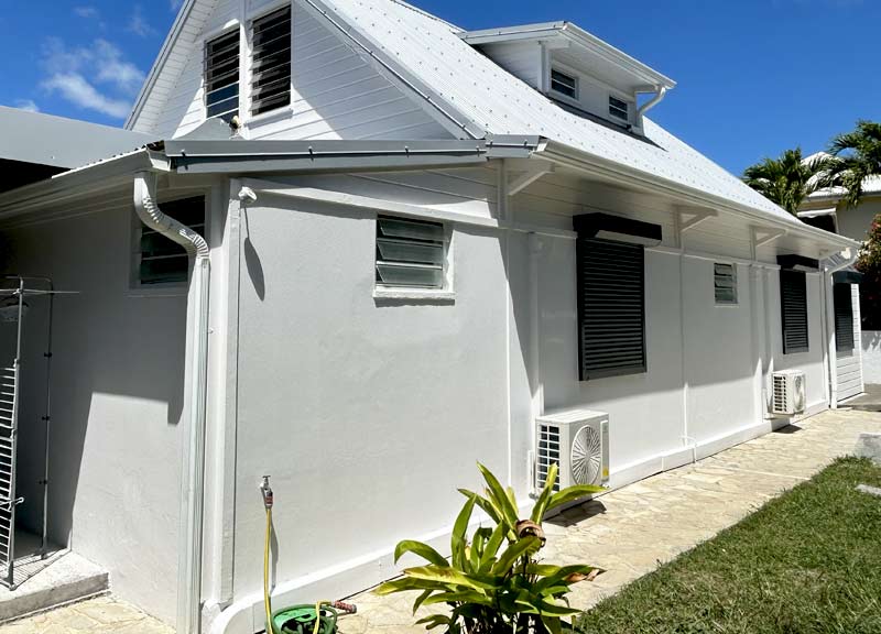 RICORDEL ÉTANCHÉITÉ 972 : Travaux de toiture et façade : Votre couvreur en Martinique spécialisé en travaux et réparation de toiture en tôle et bac acier, dépannage et recherche de fuite … Nettoyage, traitement démoussage toit tôle, traitement de la rouille, étanchéité, resserrage de tirefonds et peinture hydrofuge toiture. Nettoyage, démoussage et ravalement peinture façade et nettoyage des extérieurs.